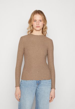 Brun randig långärmad topp med rund halsringning och scalloped fåll, kombinerad med ljusblå högmidjade jeans. Mjuk textur.