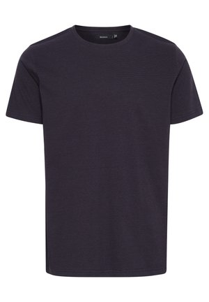 Tume lilla lühikeste varrukatega T-särk, mis on valmistatud pehmest kangast. Omab ümmargust kaelust ja sirget ääret, ilma nähtavate mustrite või aktsentideta.