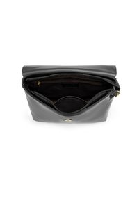 Clutch bag in pelle nera con chiusura a zip. Gli interni presentano più tasche e una fodera morbida con il logo del brand. Forma compatta e rettangolare.