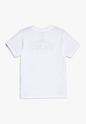 Prosta biała koszulka z krótkim rękawem widziana od tyłu, z okrągłym dekoltem, na białym tle.