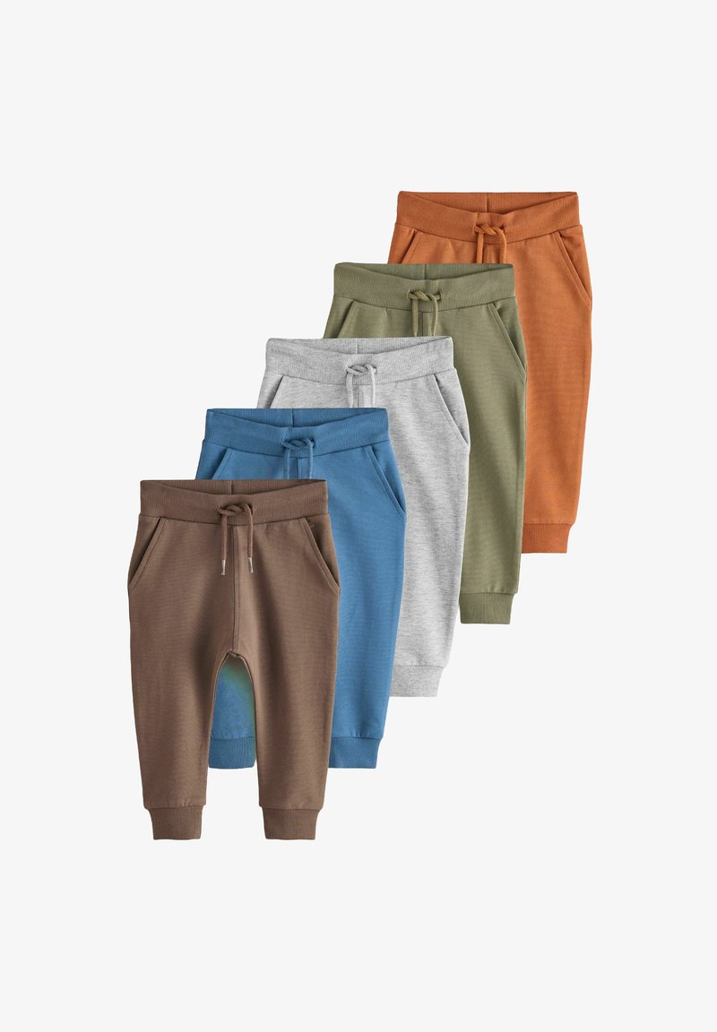 Cinque paia di pantaloni da jogging per bambini in marrone, blu, grigio, verde e arancione, ciascuno con vita elastica e coulisse, disposti impilati.