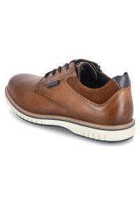 Chaussure en cuir marron avec une finition lisse, un col rembourré et une semelle en caoutchouc blanche contrastante. Comprend un système de laçage et un détail du logo de la marque.