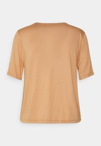 T-paita lyhyillä hihoilla ja pyöreällä kaula-aukolla vaaleanruskeassa värissä. Valmistettu pehmeästä kankaasta, jossa on sileä rakenne ja rento istuvuus. Ei näkyviä kuvioita tai korostuksia.