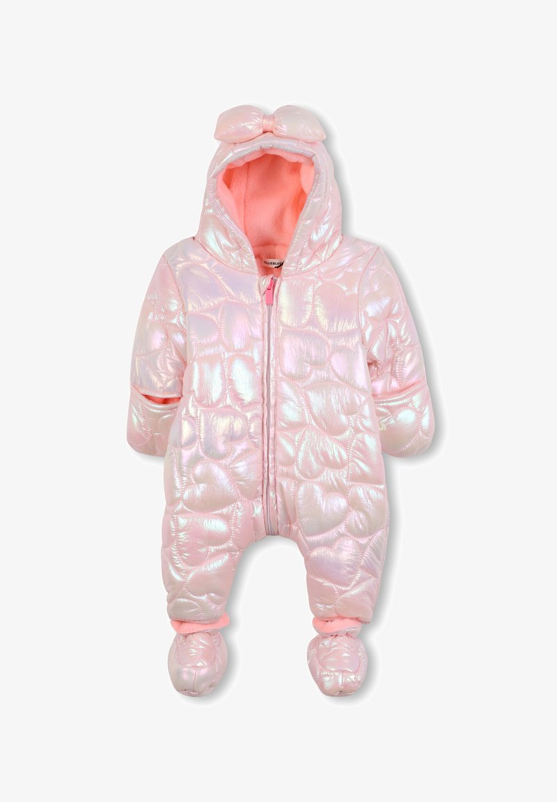 Macacão acolchoado rosa com exterior brilhante e acolchoado, forro de capuz de fleece macio e um detalhe em laço. Apresenta fechos para os pés e um fecho frontal.