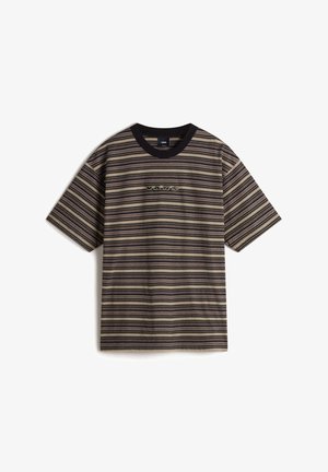 Gestreiftes kurzärmliges T-Shirt mit schwarzen, braunen und oliven horizontalen Streifen, einem dunklen gerippten Halsausschnitt und dem "VANS"-Logo in Gold.