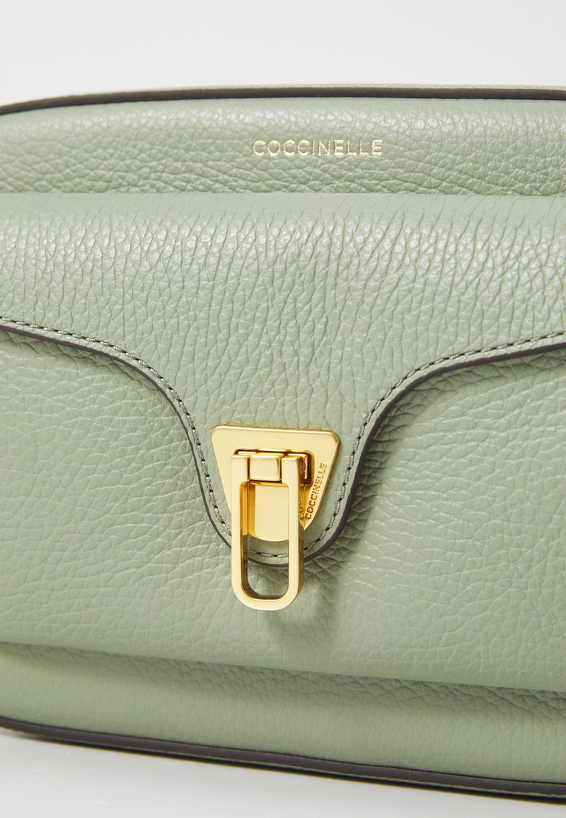 COCCINELLE Beat Soft Crossbody Bag Umhängetasche Tasche Greenery grün COCCINELLE Beat Soft Crossbody Bag Umhängetasche Tasche Greenery grün