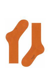 Orange Baumwollsocken mit einer glatten Textur und einem gerippten Bund, auf der Sohle mit dem Markennamen "Falke" in Schwarz bedruckt.