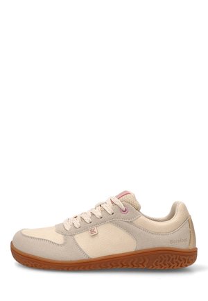 Zapatilla beige clara con detalles en rosa, cordones en la parte delantera, suela blanda con suela exterior marrón texturizada y la marca "Barefoot" en el lado del talón.