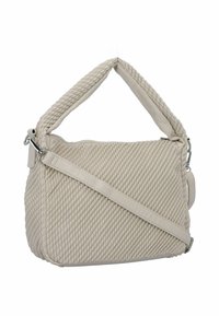 Geweven beige handtas met een gevlochten bovenhandvat, verstelbare schouderband en een gestructureerd lichaam; voorzien van zilveren hardware en ritssluiting.
