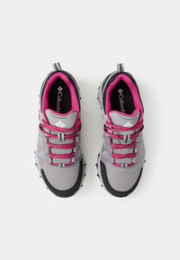 Zapatillas deportivas en gris y negro con detalles en rosa. Material de malla, superficie texturizada, punta reforzada y suela de goma duradera con tracción.