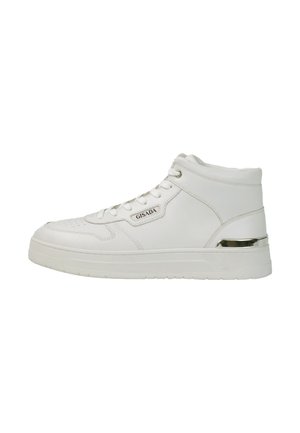 Weißer High-Top-Sneaker mit Schnürsenkeln, Markenlogo an der Seite, gepolstertem Kragen und metallischem Detail an der Ferse.