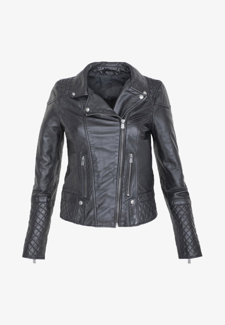 Černá kožená bunda s prošívaným vzorem na rukávech, asymetrickým zapínáním na zip a dvěma předními kapsami na zip. Hladká textura po celém povrchu.