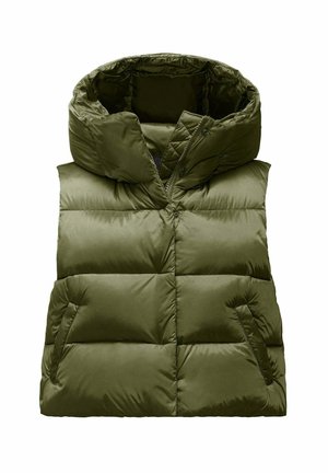 Olijfgroen puffer vest met een grote capuchon, voorzien van een ritssluiting aan de voorkant en twee zijzakken. Gemaakt van een gladde, gewatteerde stof.