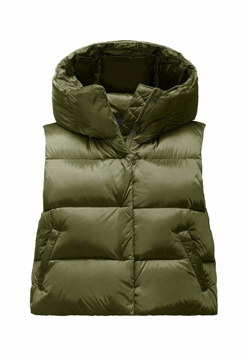 Gilet imbottito verde oliva con un ampio cappuccio, dotato di chiusura con zip e due tasche laterali. Realizzato in tessuto liscio e trapuntato.