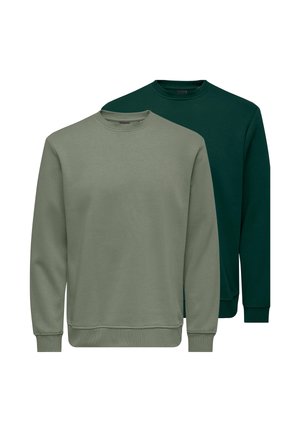 Deux sweat-shirts à col rond unis, un vert olive clair devant et un vert foncé derrière, présentés sur un fond blanc.