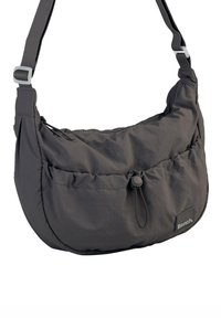 Grijze nylon schoudertas met een zachte, afgeronde vorm, voorvak, treksluiting en verstelbare schouderband. Voorzien van een merklogo patch.