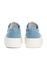Blaue Denim-Sneaker mit klobigen weißen Sohlen und glatter Textur, ausgestattet mit einem Logo auf der Rückseite und einem Low-Top-Design.