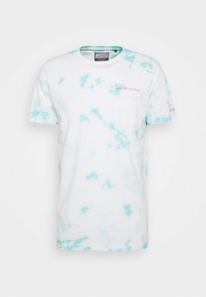 Biała koszulka z krótkim rękawem z jasnoniebieskim wzorem tie-dye, kieszonką na piersi i czerwonym napisem „Wheels of the Ocean” po lewej stronie.