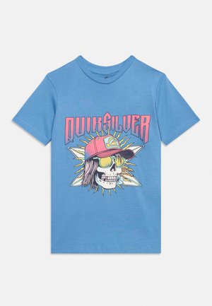 Μπλε κοντομάνικο πουκάμισο με πολύχρωμο γραφικό ενός κρανίου που φορά γυαλιά ηλίου και κόκκινο καπέλο, με το κείμενο "QUIKSILVER" επάνω.