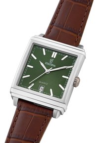 Reloj de pulsera cuadrado de plata con esfera verde, marcadores de hora blancos, correa de cuero marrón y fecha a las 6 en punto.
