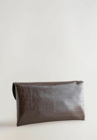 Braune Clutch aus krokodilledergeprägtem Leder mit rechteckiger Form, glatter Textur und Klappverschluss.