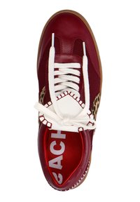 Sneaker en cuir rouge avec des accents en mesh, lacets blancs et un panneau latéral en imprimé léopard. Semelle texturée et logo sur la semelle intérieure.