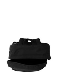 Czarna torba z suwakiem, z dwiema górnymi rączkami i miękką, teksturowaną powierzchnią. Otwarta, ukazująca jednolitą czarną podszewkę. Prosty, funkcjonalny design.