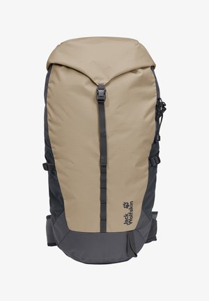 Sac à dos de randonnée Jack Wolfskin beige et gris foncé avec fermeture à boucle supérieure, sangles de compression latérales et logo de la marque en bas à droite à l'avant.