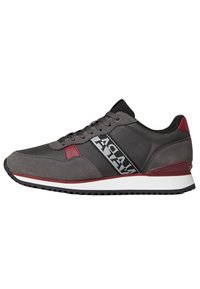 Baskets de sport grises avec des accents bordeaux, en suède texturé, matériel synthétique, fermeture à lacets et semelle extérieure en caoutchouc blanche.