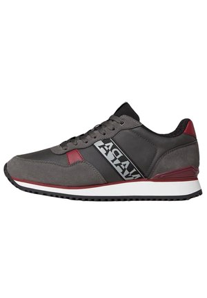 Baskets de sport grises avec des accents bordeaux, en suède texturé, matériel synthétique, fermeture à lacets et semelle extérieure en caoutchouc blanche.