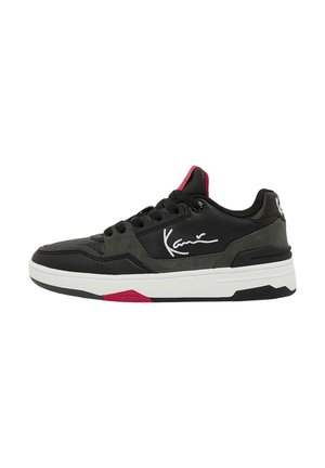 Svarta och grå sneakers med en texturerad läderöverkant, vit mellansula, rosa detaljer och snörningar; har en signatur på sidan.