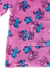 Indumento in pile rosa con un motivo ripetuto di animali cartoon blu e marroni. Presenta una tasca frontale e una texture morbida.