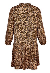 Sukienka w panterkę w kolorze pomarańczowym i czarnym, z długimi rękawami, falbaną przy dekolcie oraz szerokim dołem. Miękki materiał o lekkiej strukturze.