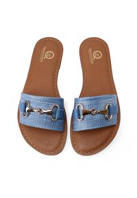 Infradito con una fascia in tessuto blu, suola in pelle marrone e dettagli in metallo. Presenta un ampio design intrecciato per il massimo comfort.