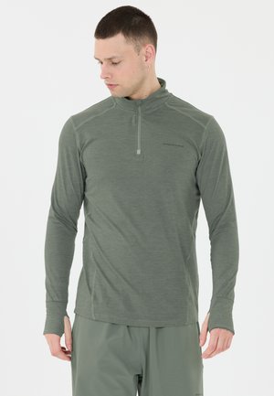 Langærmet, olivengrøn sportsbluse med kvart-lynlås krave, blød tekstur og ergonomiske syninger for øget komfort og pasform.