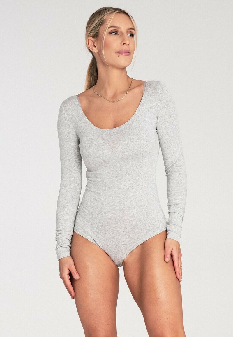 Jasnoszara, długosleeve bodysuit z dekoltem w serek, wykonany z miękkiej, elastycznej tkaniny, z dopasowanymi rękawami i niskim tyłem.