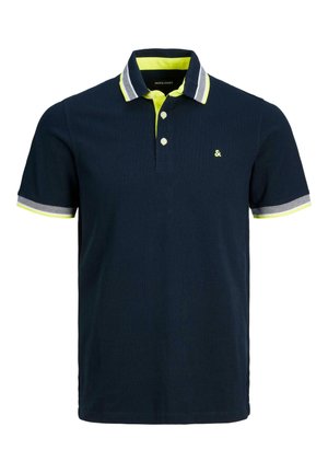 Marineblaues Poloshirt mit kurzen Ärmeln, neongelb und grau gestreiftem Kragen und Ärmelrändern, Zwei-Knopf-Leiste und kleinem Logo auf der Brust.