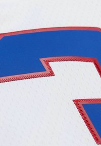 Weißes Sporttrikot mit der Nummer "7" in Blau und rotem Rand. Der Stoff hat ein strukturiertes Muster für Atmungsaktivität.