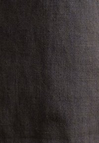 Tessuto scuro con una superficie texturizzata, caratterizzato da un delicato motivo intrecciato. Il materiale sembra robusto ed è di colore uniforme.