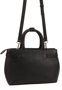 Zwarte leren handtas met een gestructureerde vorm, een ritssluiting, dubbele handvatten bovenop en een verstelbare schouderriem. Heeft subtiele stikdetails.