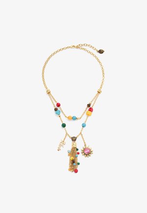Collier en chaîne dorée avec perles colorées, breloque en forme de soleil avec gemme rose, pampille dorée et pendentif avec texte en cursive.
