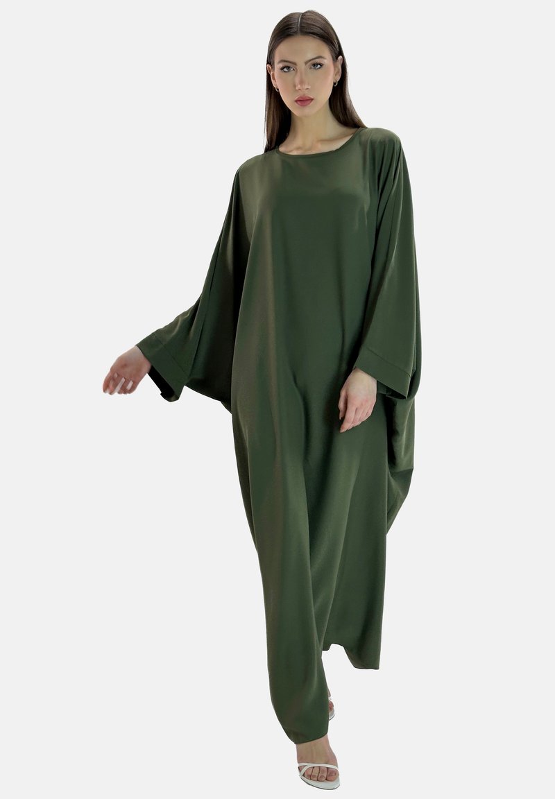 Abito lungo e morbido, di colore verde scuro e dalla vestibilità ampia. Presenta maniche larghe e un collo rotondo, con una texture liscia e priva di decorazioni.