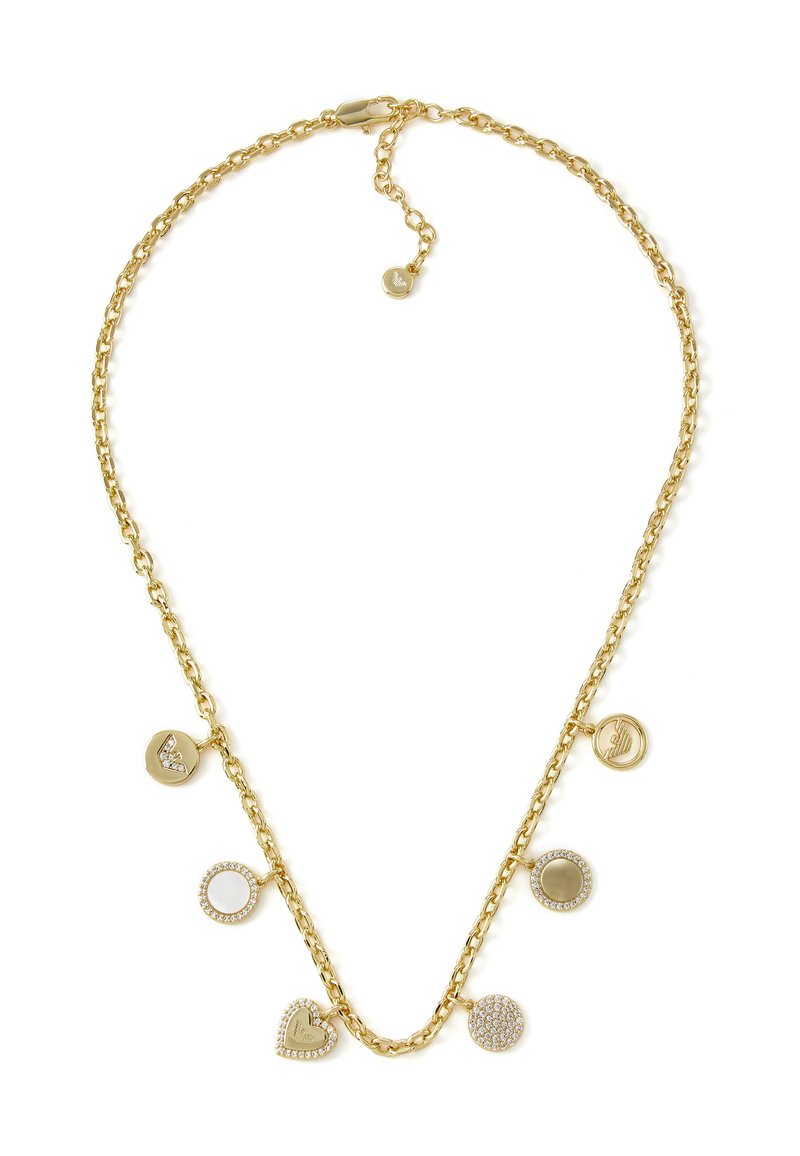 Zlatý řetízek s několika přívěsky, včetně srdce, kruhových tvarů a kombinace strukturovaných a hladkých povrchů.