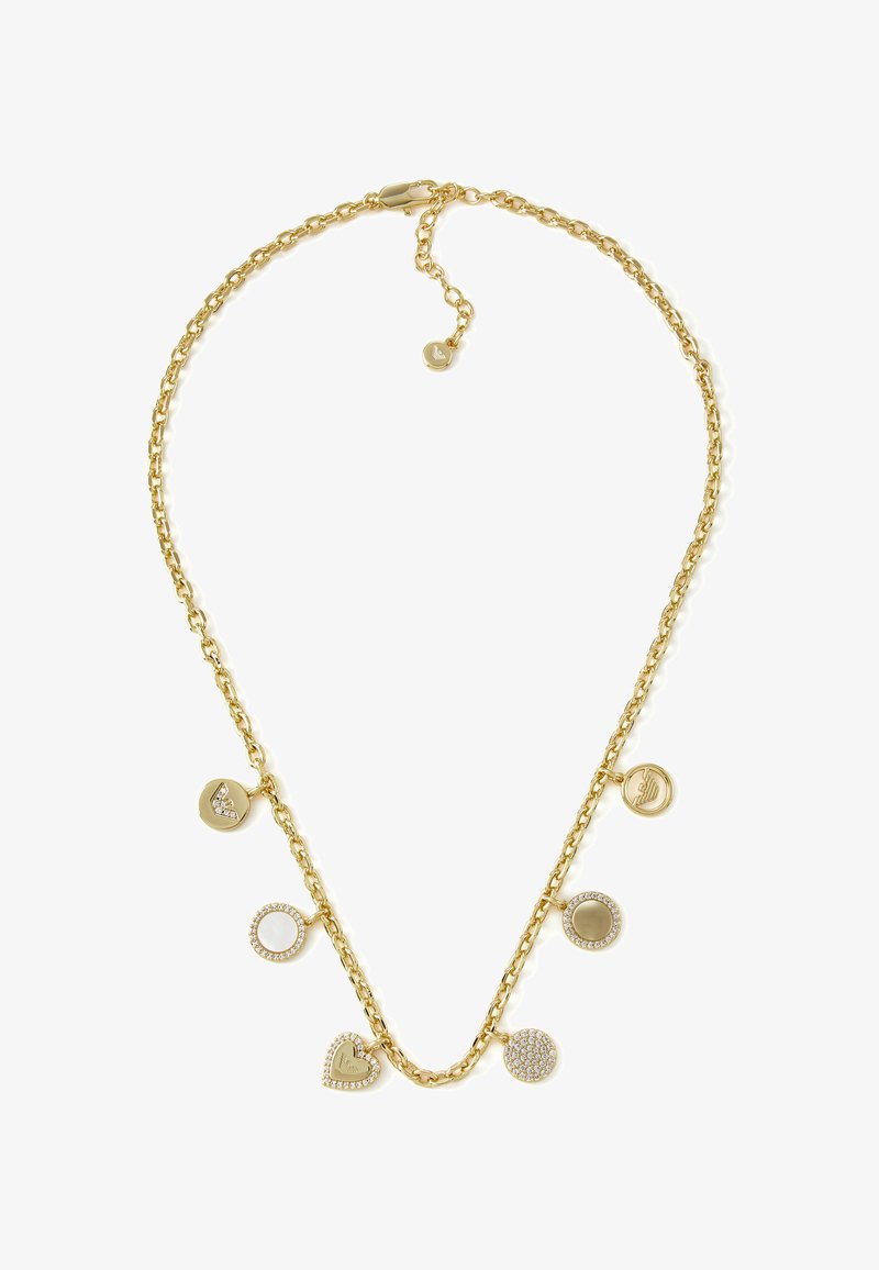 Zlatý řetízek s několika přívěsky, včetně srdce, kruhových tvarů a kombinace strukturovaných a hladkých povrchů.