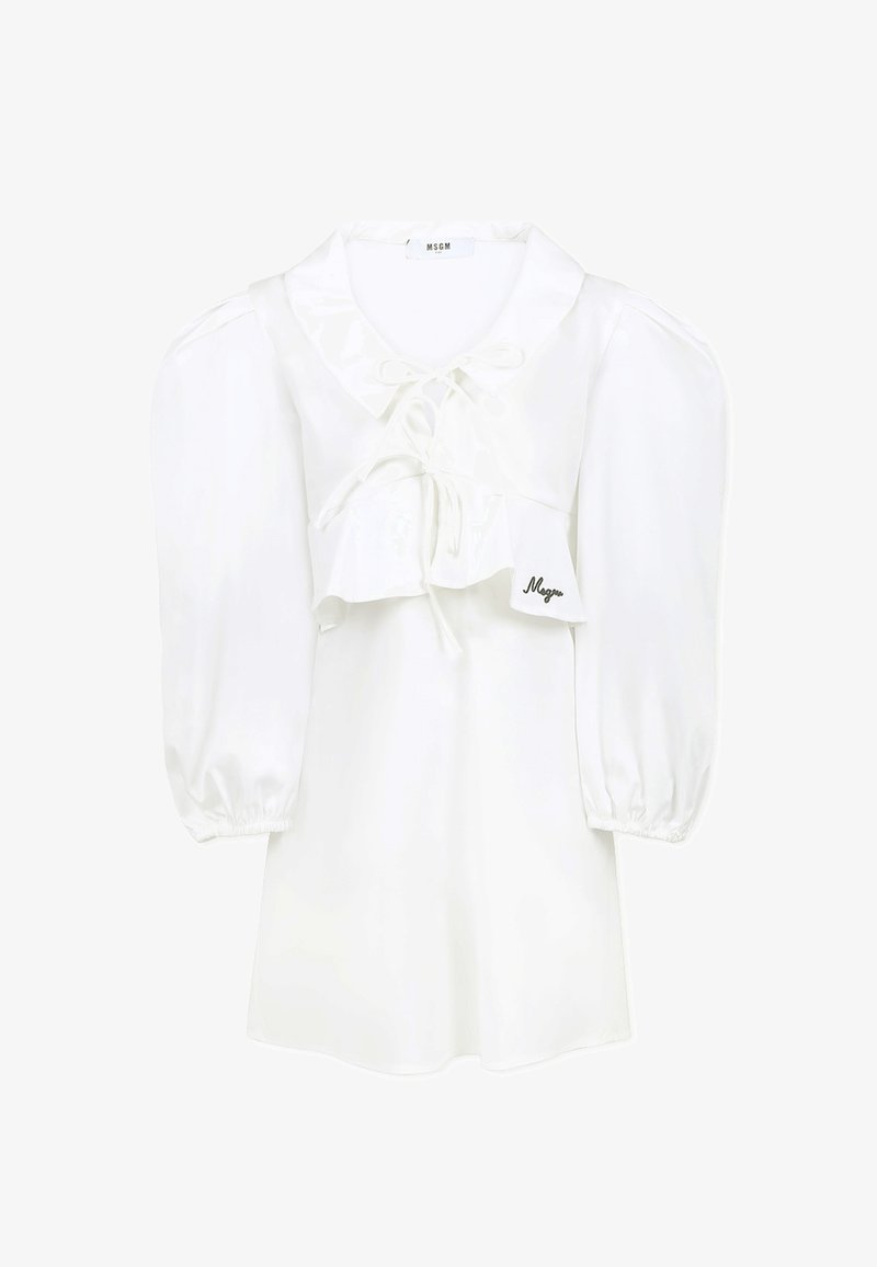 Biała bluzka z szerokim kołnierzem, krótkimi bufkowymi rękawami i sznurkiem w pasie. Posiada falbankę na dole oraz haftowane logo.