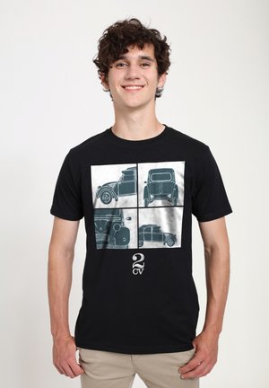 Schwarzes Baumwoll-T-Shirt mit einem grafischen Motiv aus vier Paneelen, das Vintage-Autos in weißer Umrandung zeigt. Enthält den Text "2CV" am unteren Rand.