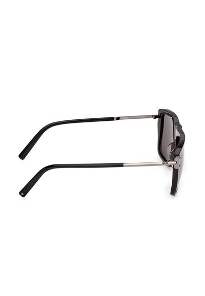 Gafas de sol rectangulares negras con patillas delgadas de metal, marcas interiores visibles y lentes tintadas oscuras, mostradas de lado sobre un fondo blanco.