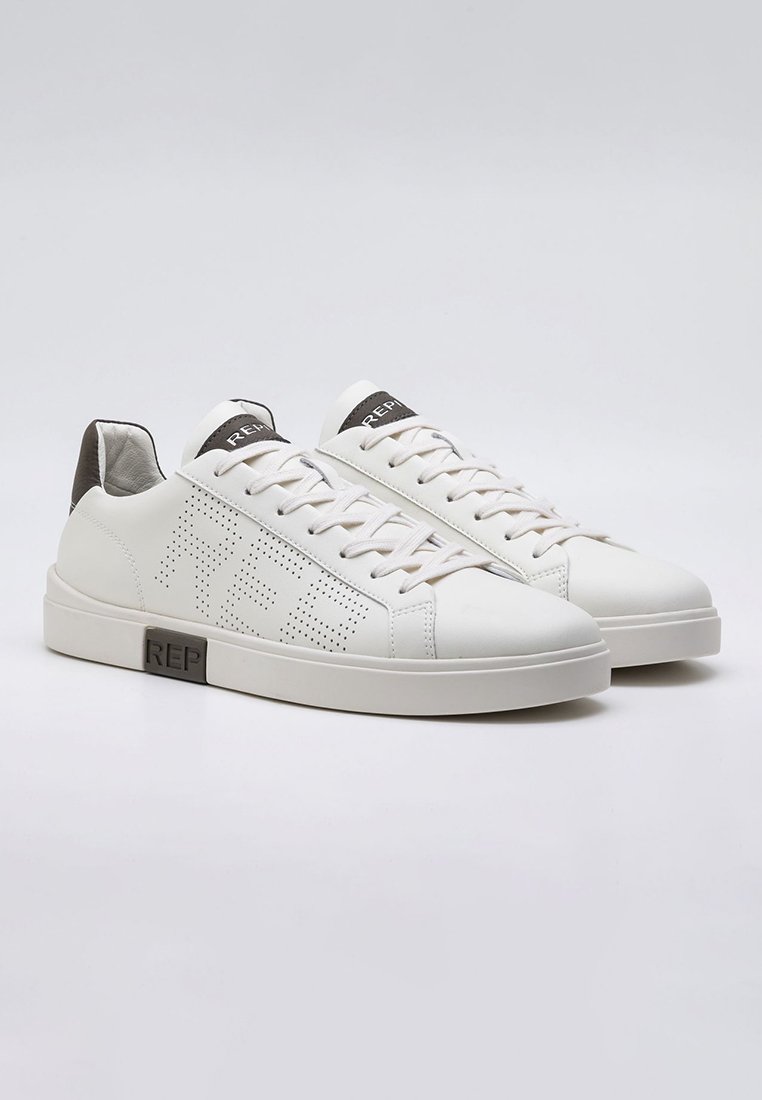 Zapatillas de cuero blanco con diseño perforado que presenta el logo "REP", suela de goma plana y tira en el talón de contraste gris. Cierre con cordones.