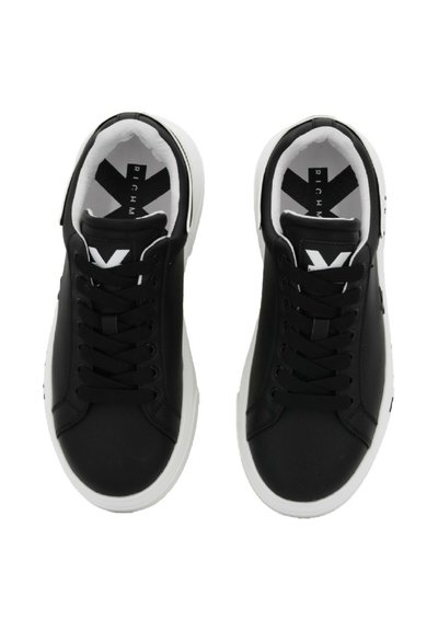 Zapatillas negras con parte superior de cuero suave, suela de goma blanca y cordones negros. El interior cuenta con un forro blanco en contraste y un logotipo.