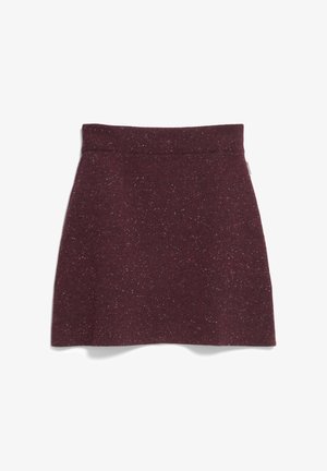 Bordeaux gebreide rok met een brede, ribbelige tailleband. Kenmerkt zich door een textiele stof met subtiele kleurvlekken. A-lijn silhouet.